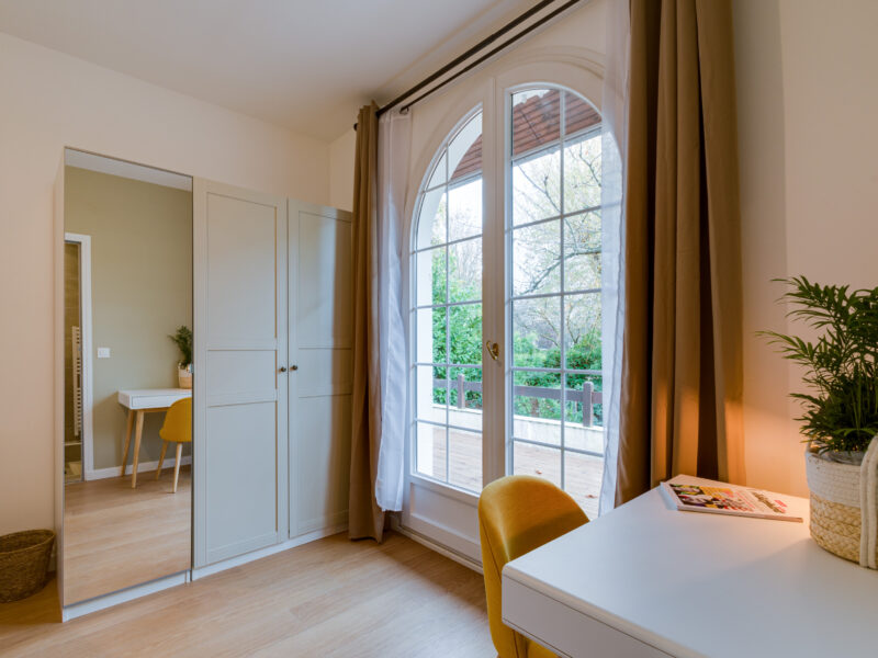 Casa à Neuilly-Plaisance : chambre et salle de bain privée