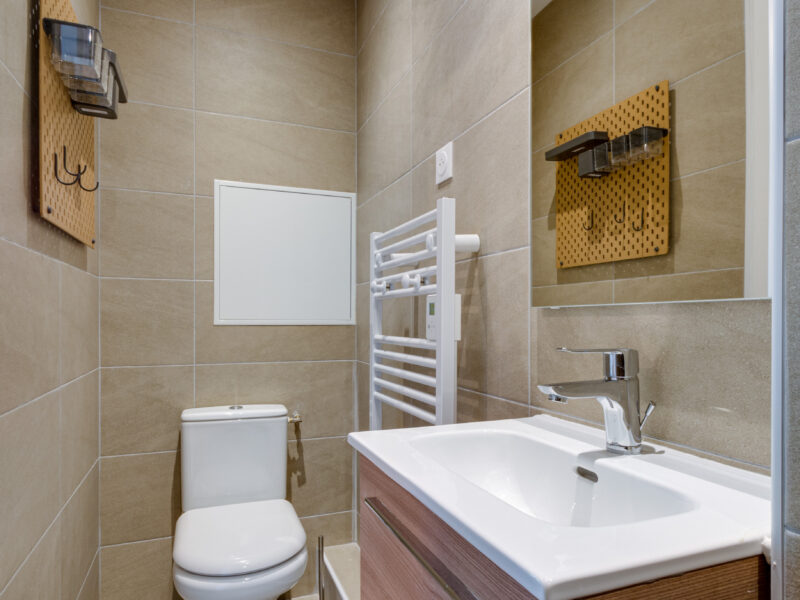 Casa à Neuilly-Plaisance : chambre et salle de bain privée