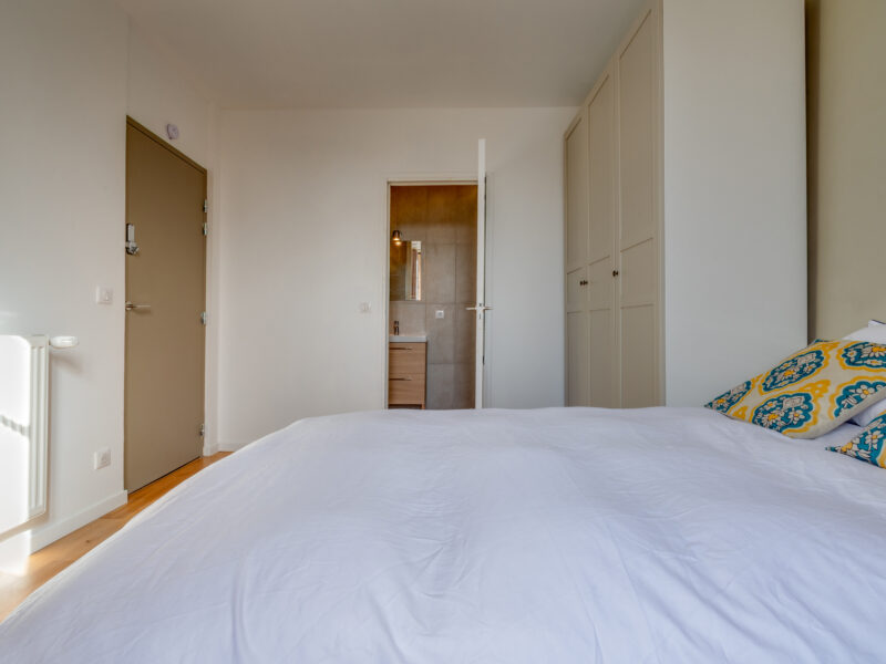 Casa à Rosny-sous-Bois : chambre et salle de bain privée