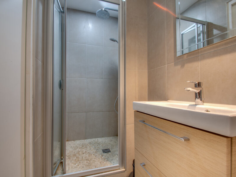 Casa à Rosny-sous-Bois : chambre et salle de bain privée