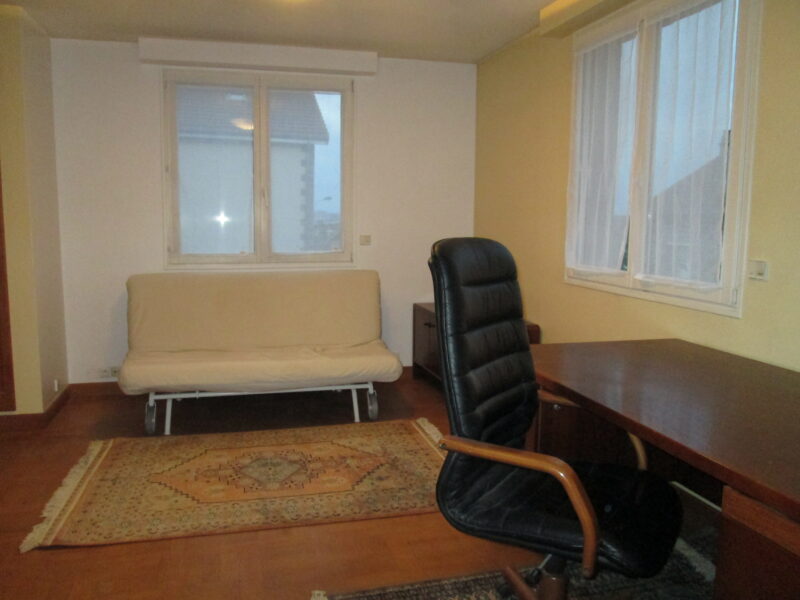 Grande chambre dans colocation à