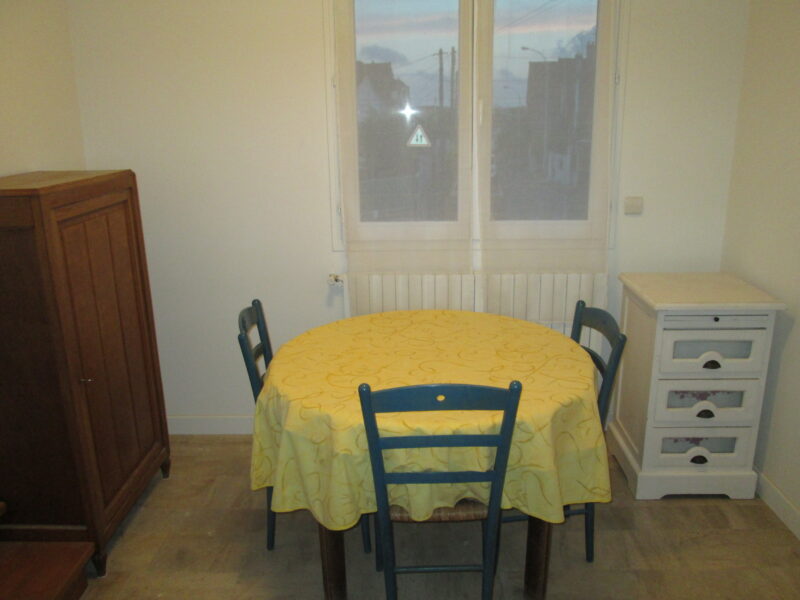 Grande chambre dans colocation à