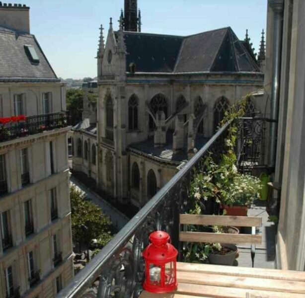 Une grande chambre dans une colocation avec une autre femme