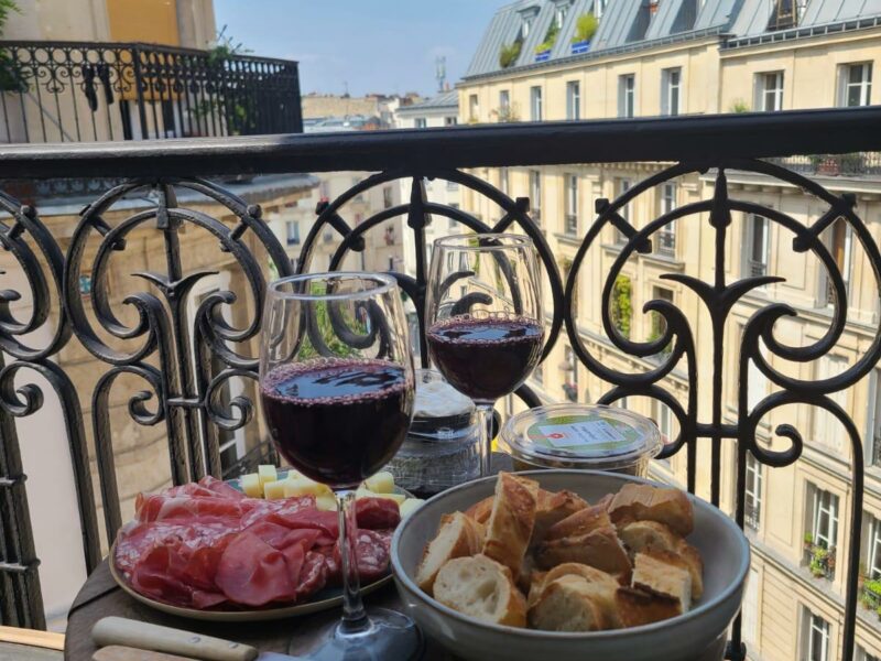 Une grande chambre dans une colocation avec une autre femme