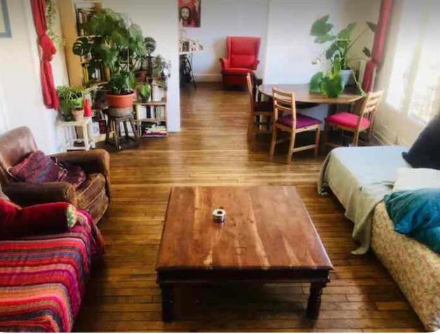 Une grande chambre dans une colocation avec une autre femme