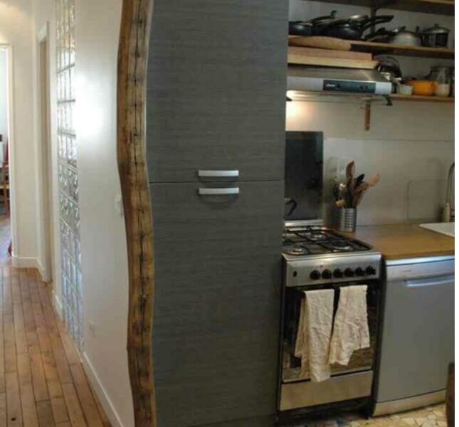 Une grande chambre dans une colocation avec une autre femme