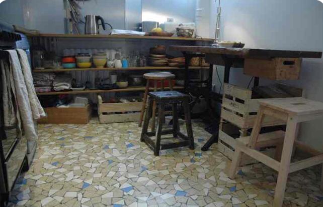 Une grande chambre dans une colocation avec une autre femme