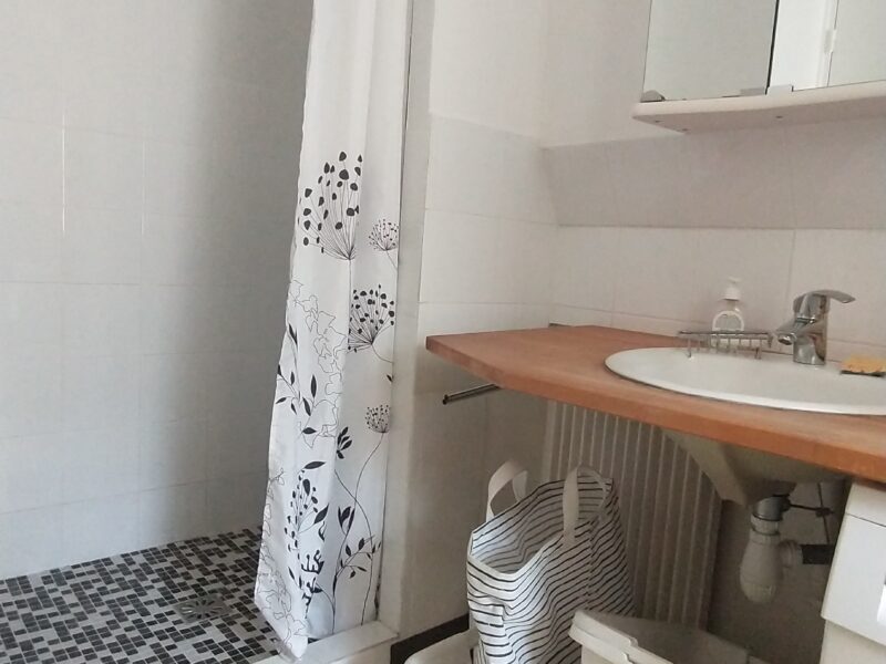 Petite chambre sur cour, proche des gares du Nord et Est