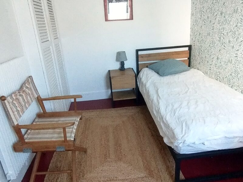 Petite chambre sur cour, proche des gares du Nord et Est