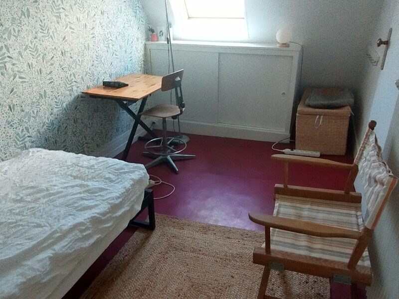 Petite chambre sur cour, proche des gares du Nord et Est
